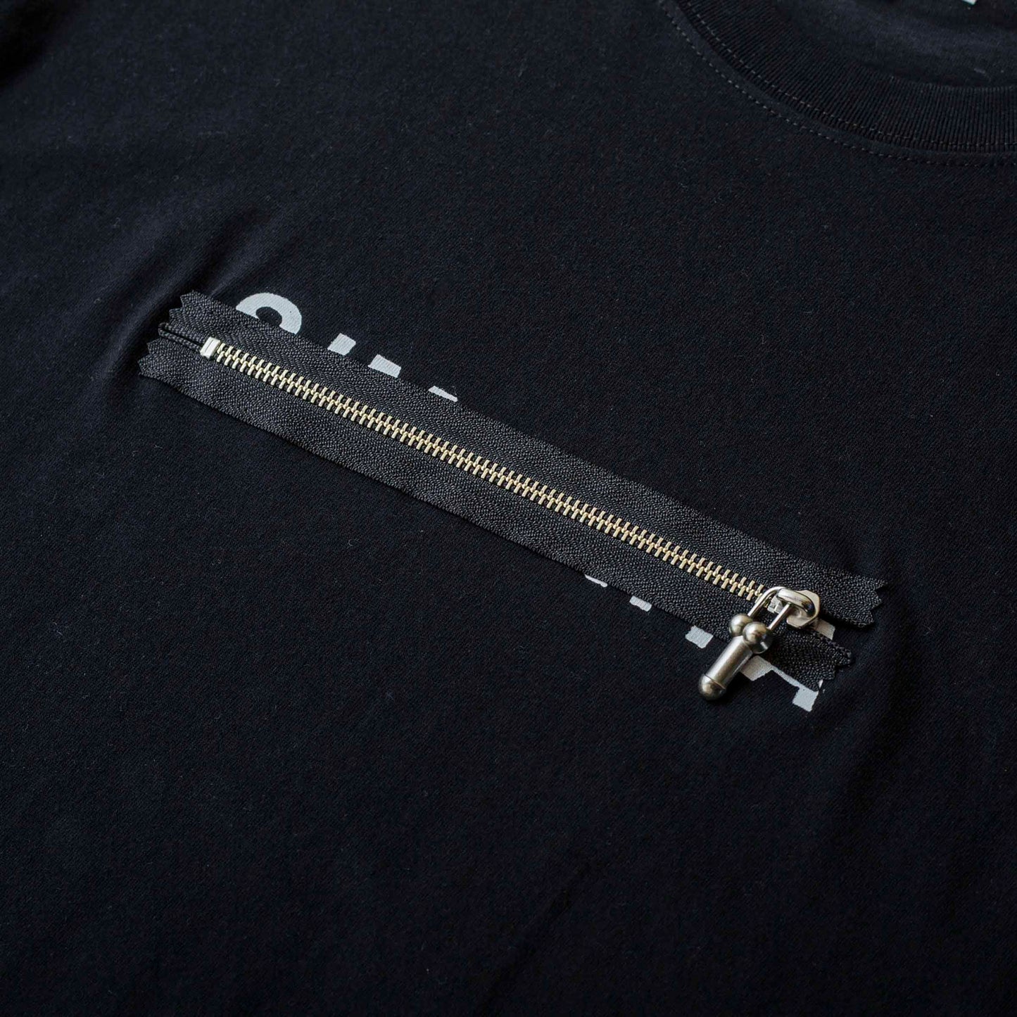 P-Zip Tee Si by PHINGERIN sold at nation Osaka.
