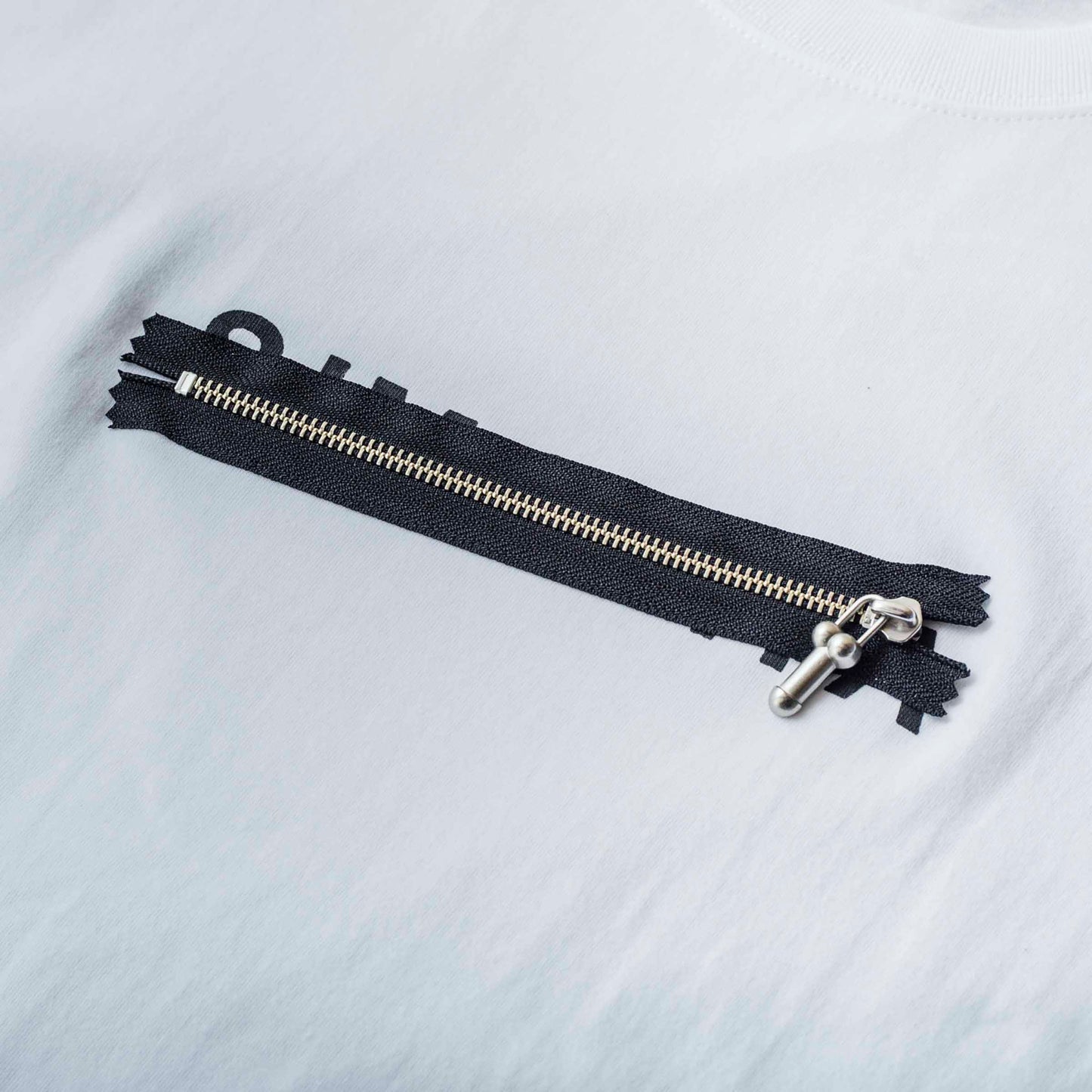 P-Zip Tee Si by PHINGERIN sold at nation Osaka.