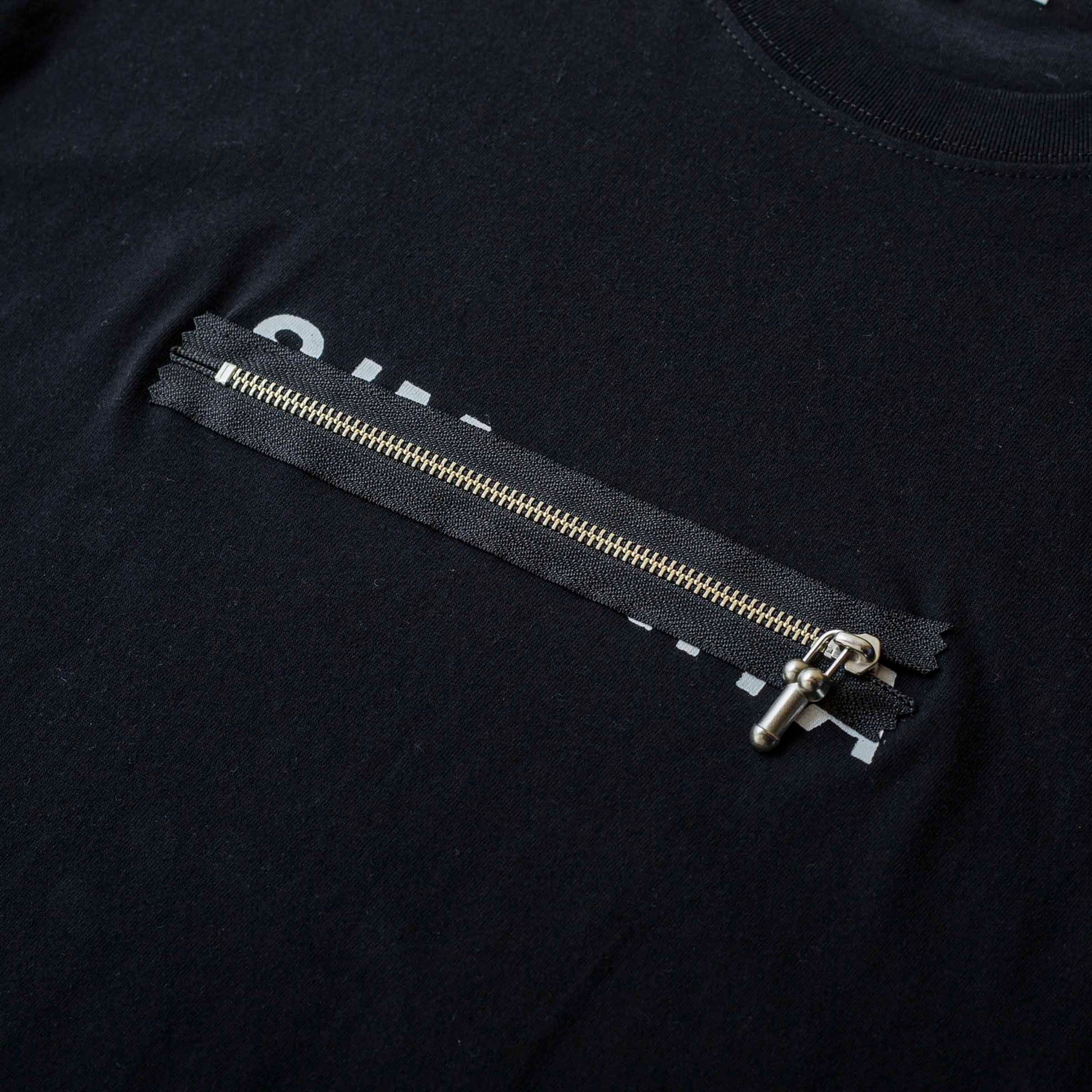 P-Zip Tee Si by PHINGERIN sold at nation Osaka.