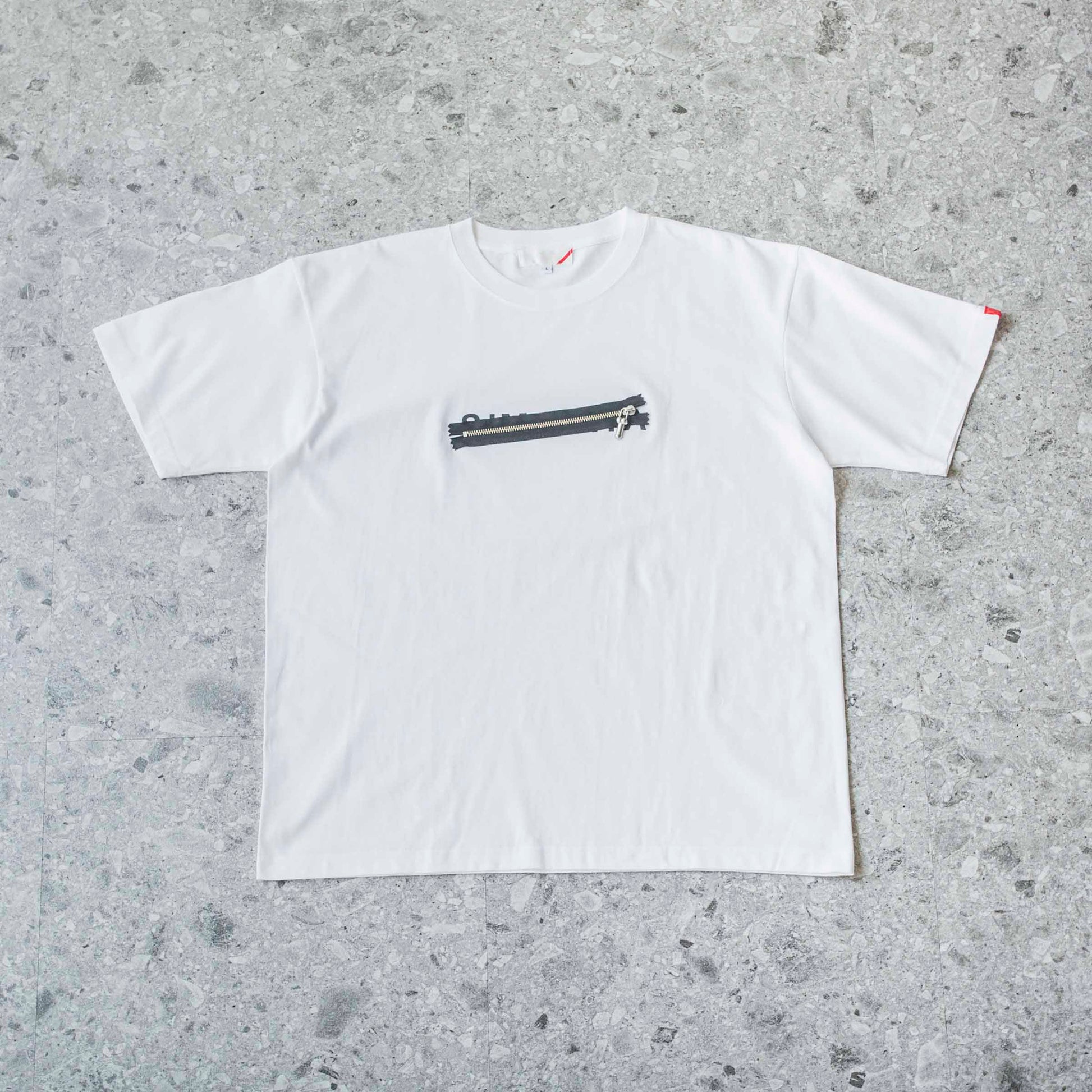 P-Zip Tee Si by PHINGERIN sold at nation Osaka.